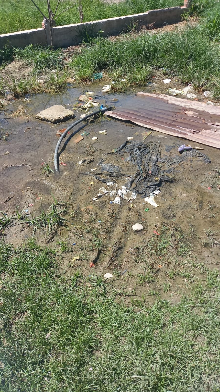 Vecinos denuncian el mal estado de un pozo de agua - Radio Ciudad Oran