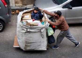 La pobreza bajó al 28,2% y alcanza a 13,5 millones de argentinos