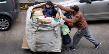 La pobreza bajó al 28,2% y alcanza a 13,5 millones de argentinos