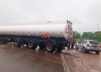 Camionero quiso girar en U y terminó cruzado en la ruta