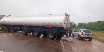 Camionero quiso girar en U y terminó cruzado en la ruta