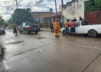 Bomberos asistieron en un incendio de una camioneta