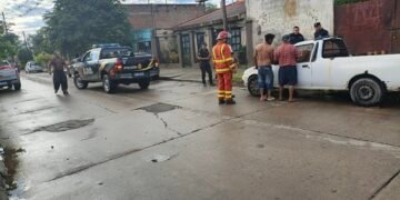 Bomberos asistieron en un incendio de una camioneta