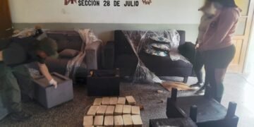Modificó un juego de living para acondicionarlo con más de 47 kilos de cocaína