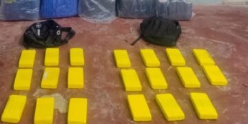 Encuentran dos mochilas cargadas con cocaína y cinco bolsas tipo arpilleras con hojas de coca