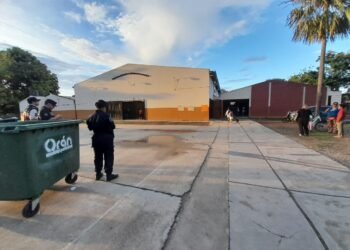 Padres se manifiestan en la Escuela “Terrones Riera”