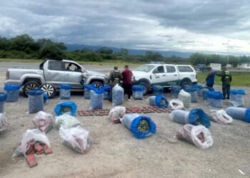Volcó una camioneta sobre la ruta con 690 kilos de hojas de coca al intentar escapar de un control vial