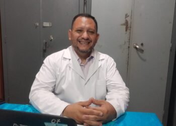 “Estamos dejando en condiciones la Escuela pero los vecinos nos viven tirando basura en el predio”