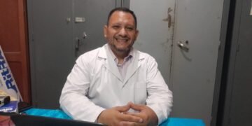 “Estamos dejando en condiciones la Escuela pero los vecinos nos viven tirando basura en el predio”