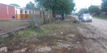 Padres limpiaron el predio de la Escuela “Terrones Riera”