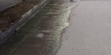 Vecinos denuncian una pérdida de agua