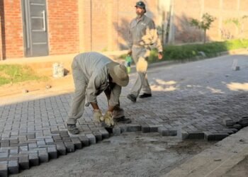 Sigue la obra de adoquinado en distintos pasajes de Orán