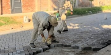 Sigue la obra de adoquinado en distintos pasajes de Orán