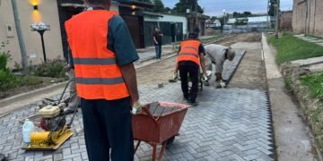 Internos de la Cárcel de Orán trabajan en el adoquinado de la ciudad