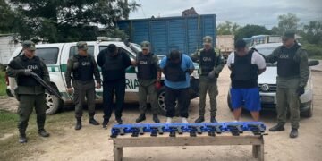 Tres detenidos en un control de ruta con ocho pistolas calibre 9 mm