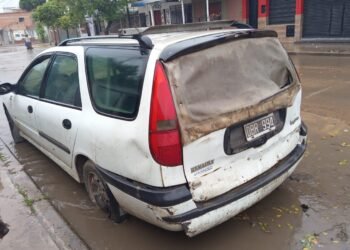 Vecinos esperan desde hace un año que retiren un auto de la puerta de su casa