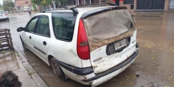 Vecinos esperan desde hace un año que retiren un auto de la puerta de su casa