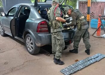Una familia viajaba con 23 kilos de cocaína escondidos en el baúl de un auto