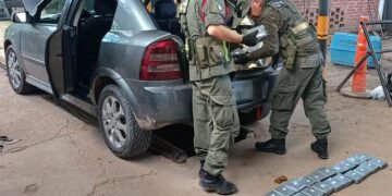 Una familia viajaba con 23 kilos de cocaína escondidos en el baúl de un auto