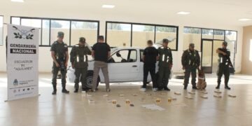 Dos hermanos ocultaron 21 kilos de cocaína en diferentes sectores de un vehículo