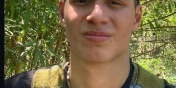 “A mi hijo Mauro lo encontré muerto tirado en una camilla precaria”