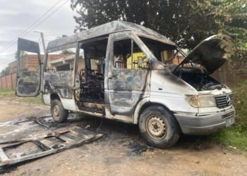 Incendio intencional, le prendieron fuego a un utilitario Mercedes Benz