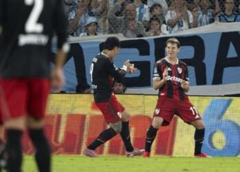 River le ganó a Racing y logró su quinto triunfo consecutivo