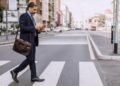 España lanzó fuertes multas a peatones que crucen la calle mirando el celular