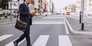 España lanzó fuertes multas a peatones que crucen la calle mirando el celular