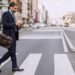 España lanzó fuertes multas a peatones que crucen la calle mirando el celular