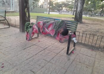 Mientras se espera habilitar el albergue de invierno, vecinos duermen en las calles y plazas en Orán