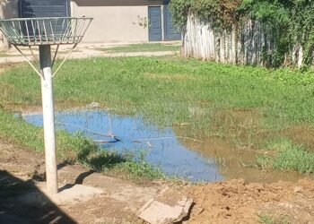 Sigue el reclamo por un pérdida de agua en el B° Taranto