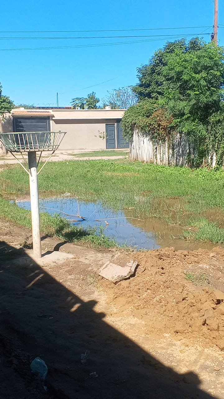 Sigue el reclamo por un pérdida de agua en el B° Taranto - Radio Ciudad ...