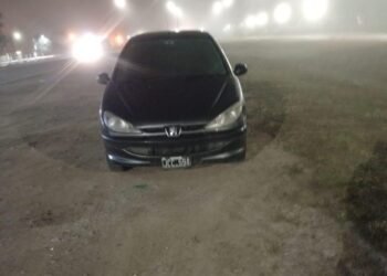 Vecinos denuncian un auto abandonado hace una semana