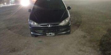 Vecinos denuncian un auto abandonado hace una semana