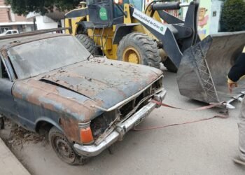Levantan autos abandonados en la vía pública