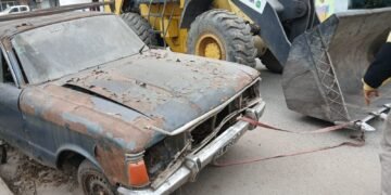 Levantan autos abandonados en la vía pública