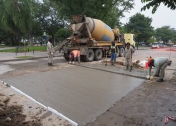 Sigue la obra de bacheo con hormigón elaborado en la ciudad