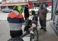 Sin el uso del casco no te cargan nafta