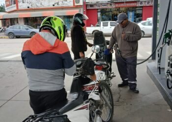 Sin el uso del casco no te cargan nafta