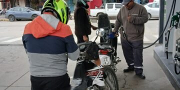 Sin el uso del casco no te cargan nafta