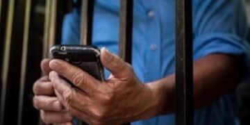 Celulares en cárceles: ENACOM autorizó bloquear líneas y chips