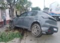 Perdió el control del auto y terminó arriba de la vereda chocando un árbol