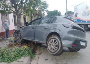 Perdió el control del auto y terminó arriba de la vereda chocando un árbol