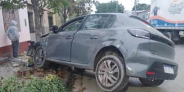 Perdió el control del auto y terminó arriba de la vereda chocando un árbol