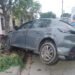 Perdió el control del auto y terminó arriba de la vereda chocando un árbol