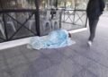 Bajo el frío de Orán vecinos duermen en la calle
