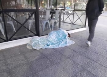 Bajo el frío de Orán vecinos duermen en la calle