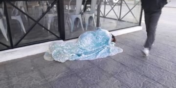 Bajo el frío de Orán vecinos duermen en la calle