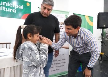 Alumnos recibieron anteojos del programa “Ver para Ser Libres”